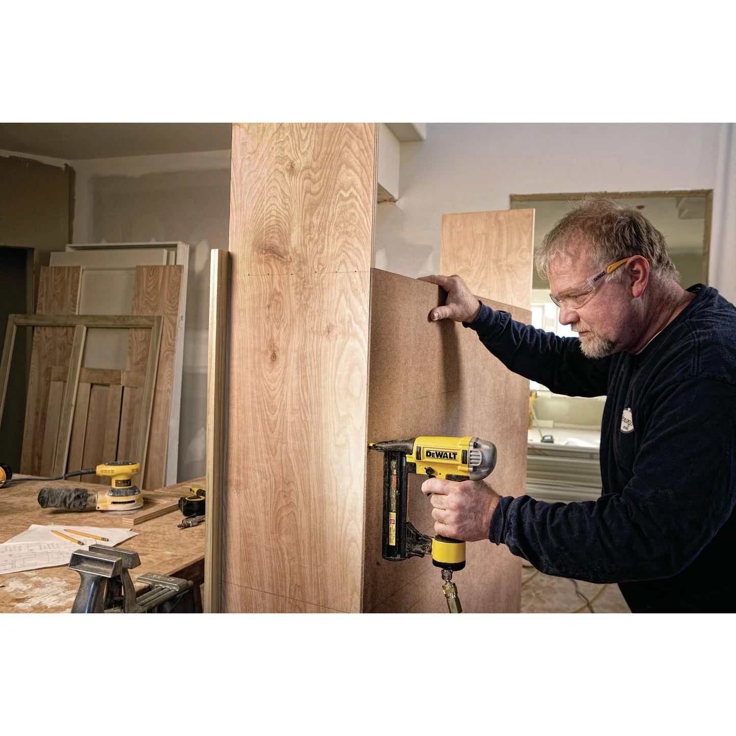 Open Box - DEWALT Pneumatic 18-Gauge 1/4 In. Crown Stapler